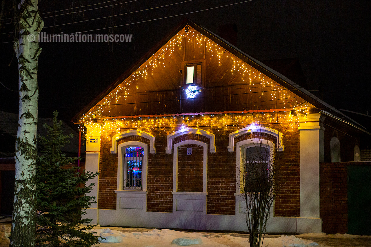 Уличная светодиодная бахрома на крыше дома - ILLUMINATION.MOSCOW